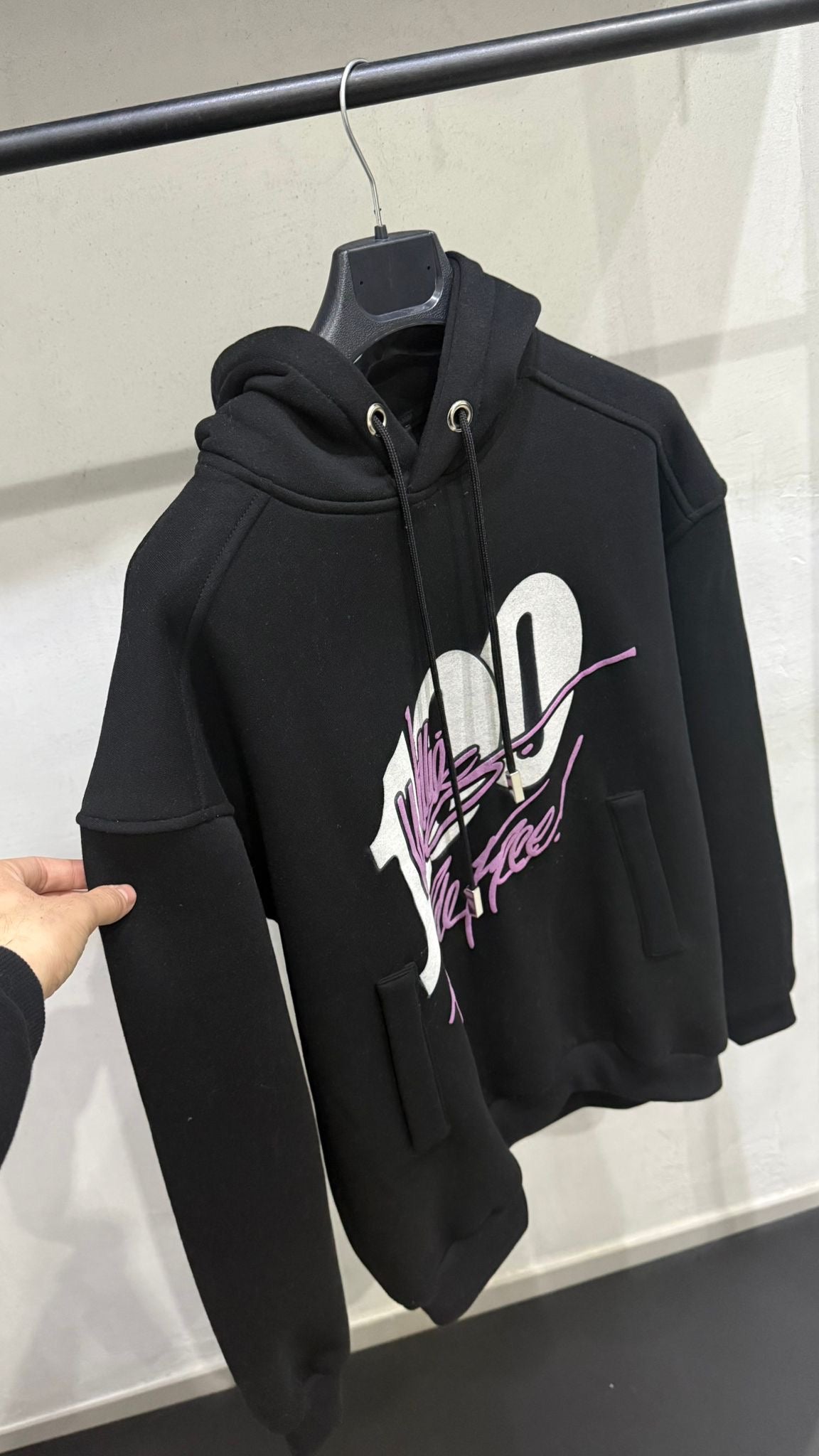 𝐇𝐎𝐎𝐃𝐈𝐄 𝐇𝐔𝐒𝐓𝐋𝐄𝟏𝟎𝟎