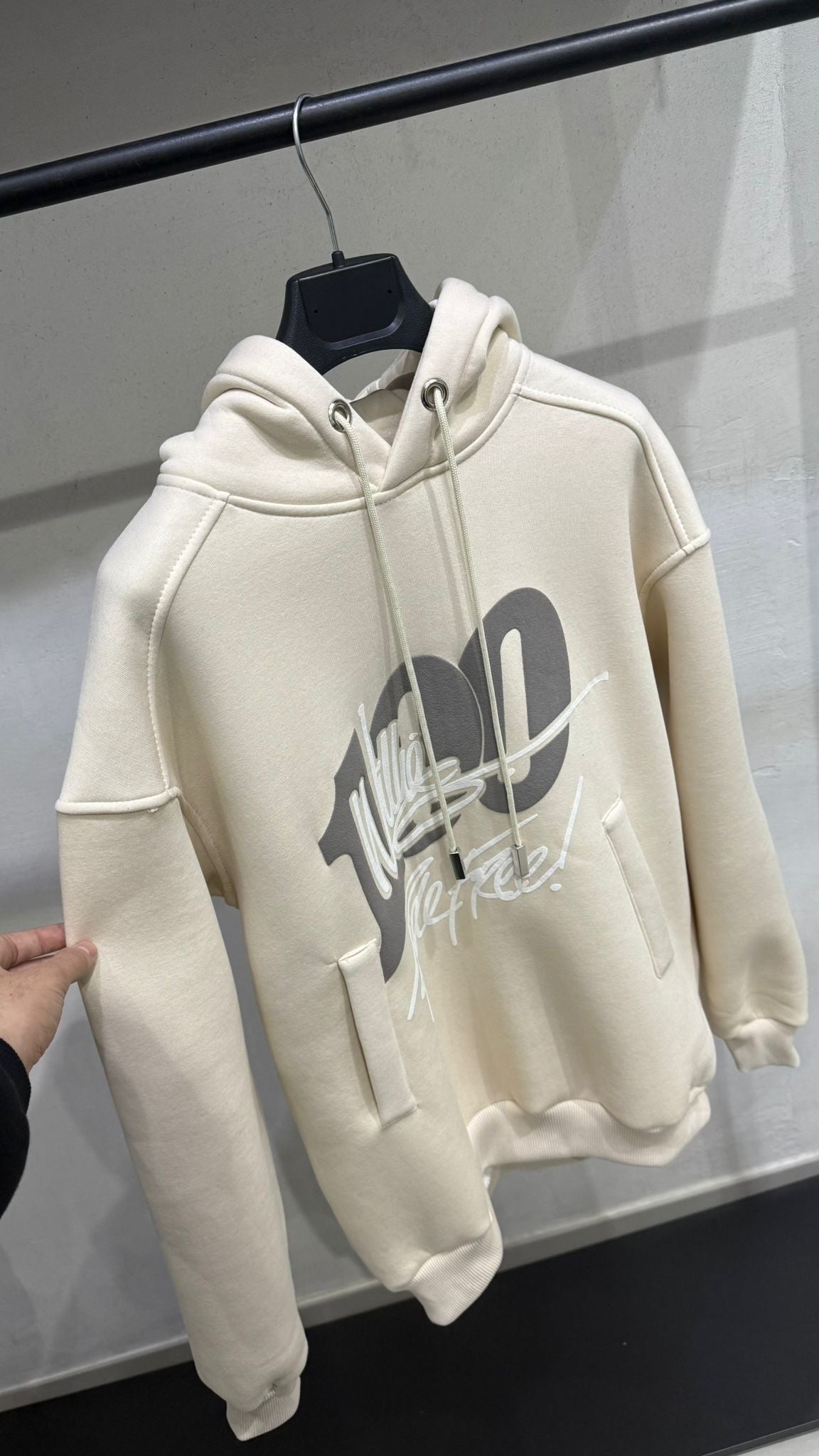 𝐇𝐎𝐎𝐃𝐈𝐄 𝐇𝐔𝐒𝐓𝐋𝐄𝟏𝟎𝟎