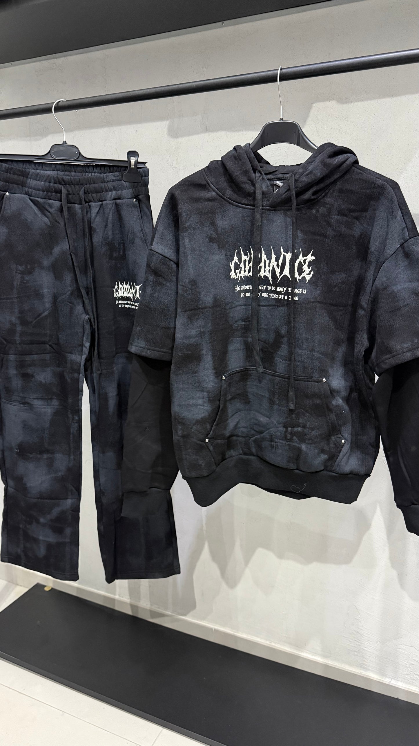 𝐓𝐑𝐀𝐂𝐊𝐒𝐔𝐈𝐓𝐄 𝐆𝐑𝐀𝐍𝐈𝐂𝐄