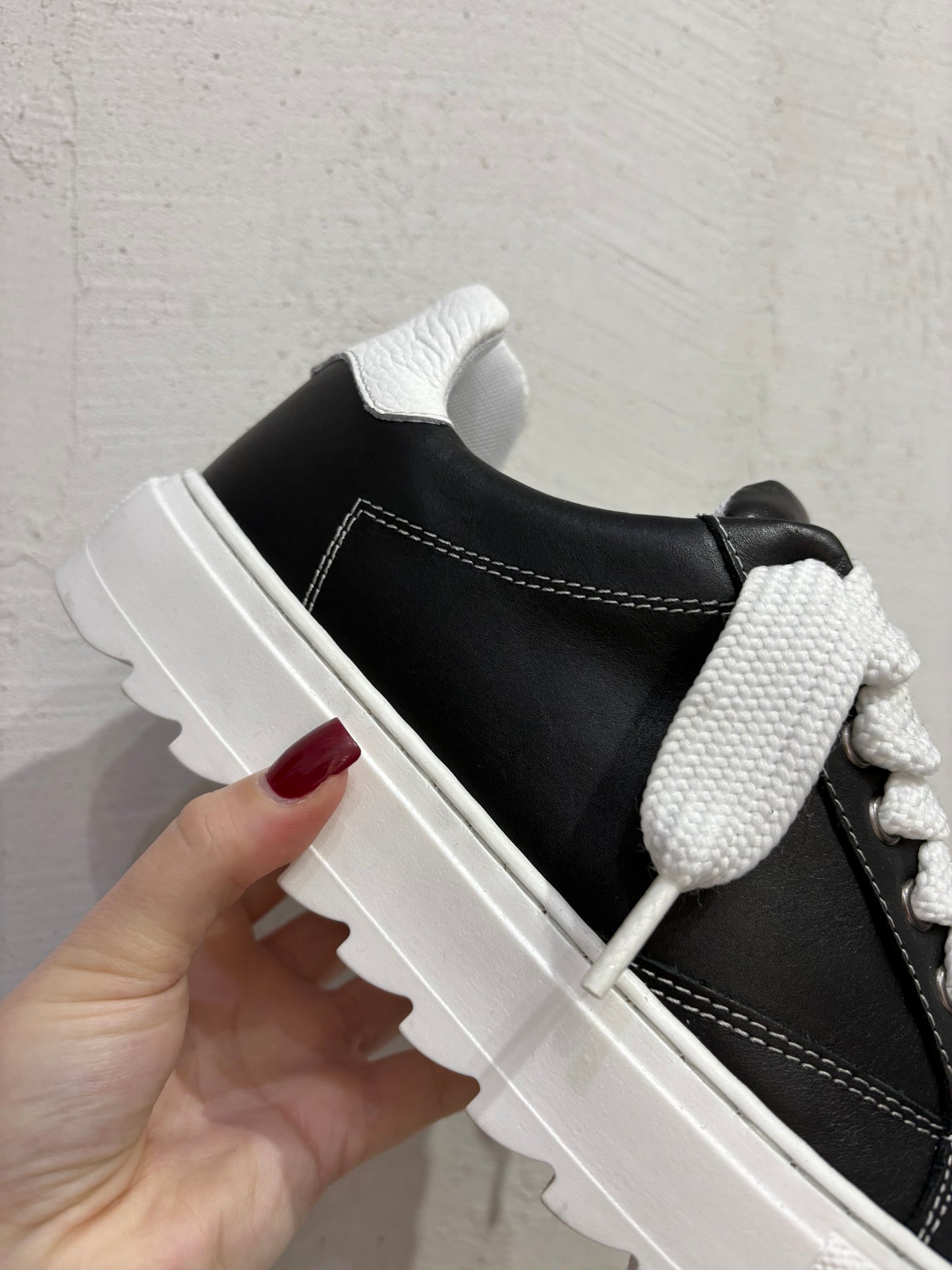 𝐒𝐇𝐎𝐄𝐒 𝐇𝐔𝐒𝐓𝐋𝐄